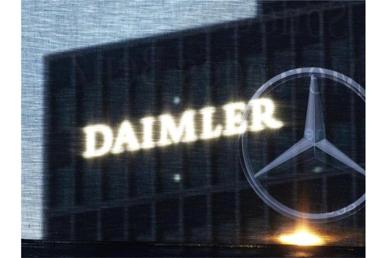 Die Zentrale der Daimler AG ist durch eine Flagge zu sehen, auf der der Mercedes-Stern abgebildet ist. Foto: Marijan Murat/dpa/Archivbild