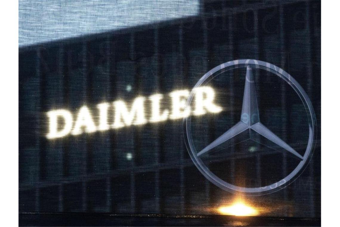 Die Zentrale der Daimler AG ist durch eine Flagge zu sehen. Foto: Marijan Murat/dpa/Symbolbild