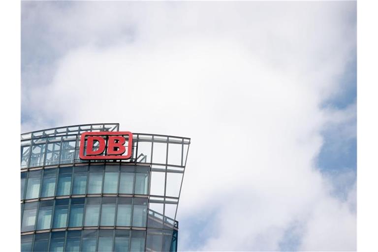 Die Zentrale der Deutschen Bahn am Potsdamer Platz in Berlin: Die Bahn prüft derzeit Beraterverträge mit früheren Managern. Foto: Lisa Ducret
