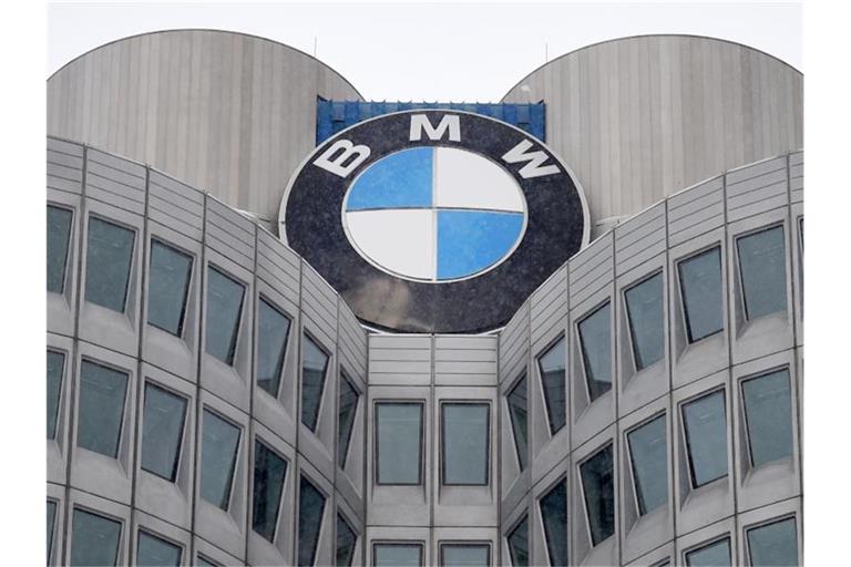 Die Zentrale des Autobauers BMW in München. Der Autobauer stellt den Bau von Benzin- und Dieselmotoren im Stammwerk München ein. Foto: Alexander Heinl/dpa