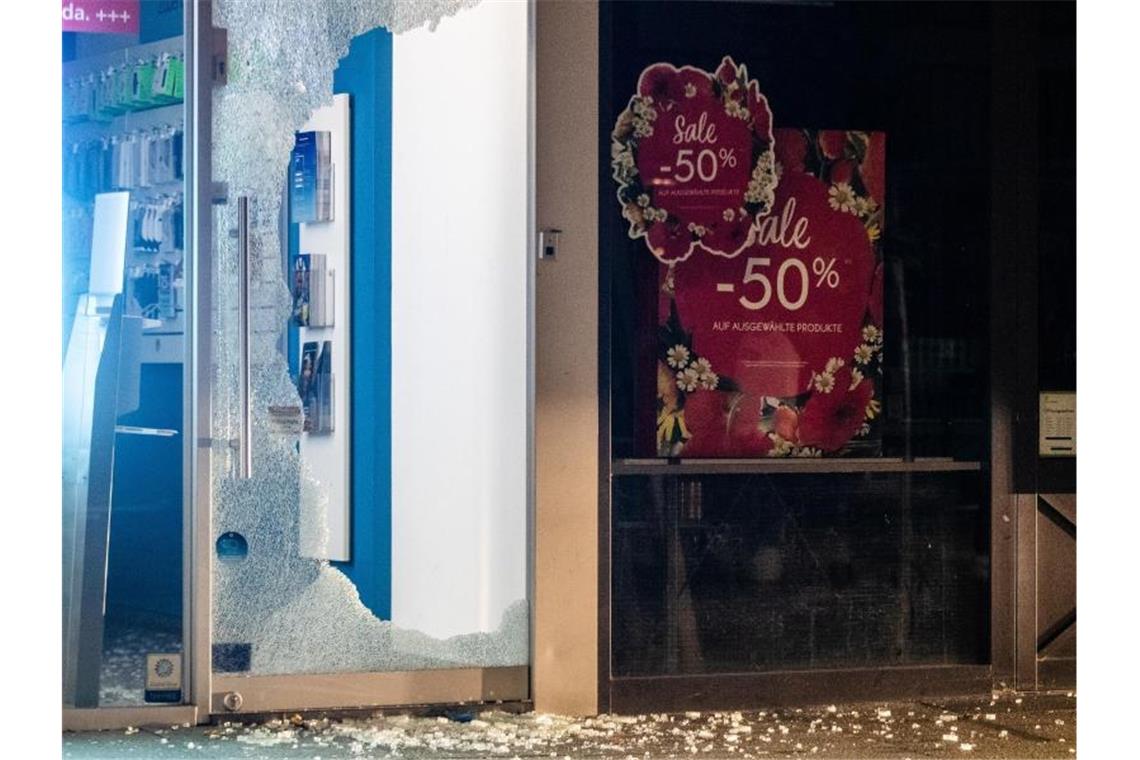 Die zerstörte Eingangstür eines Geschäfts in der Stuttgarter Königstraße. Foto: Christoph Schmidt/dpa