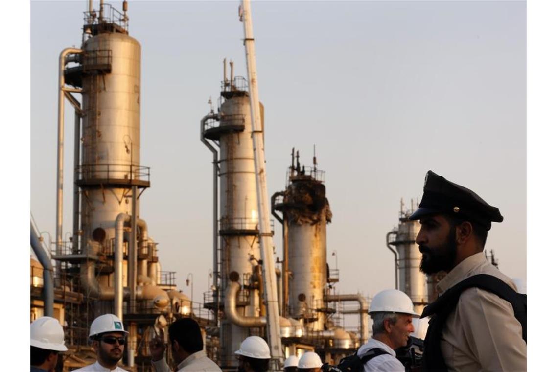 Die zerstörte Öl-Anlage in Saudi-Arabien. Foto: Amr Nabil/AP/Archivbild