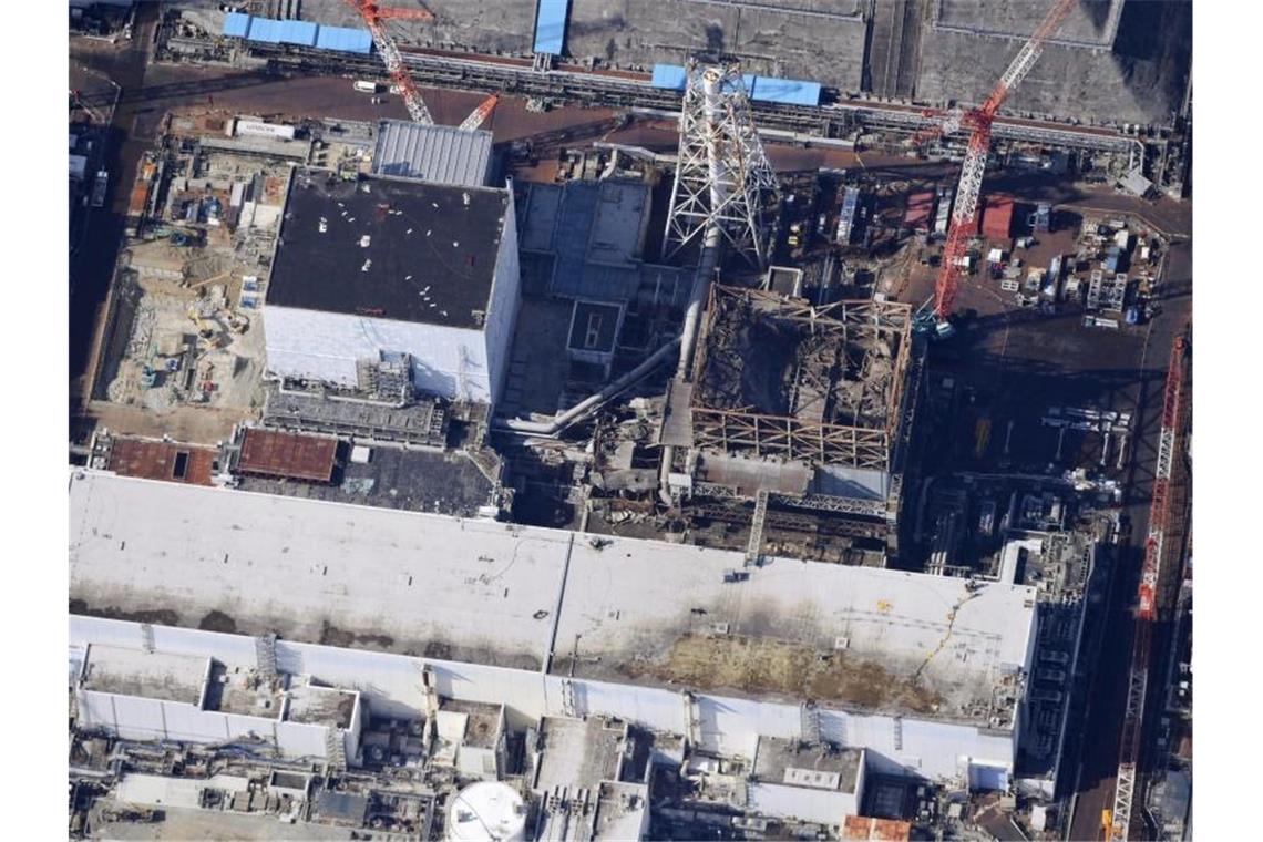 Die zerstörten Reaktorgebäude Nr. 1 (r) und Nr. 2. Foto: -/Kyodo/dpa
