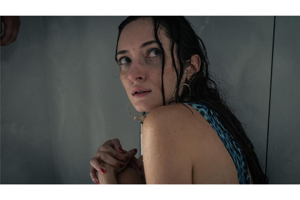 Die Zeugin Maria Novak (Lorena Jurić) kauert verstört in einer Dusche.