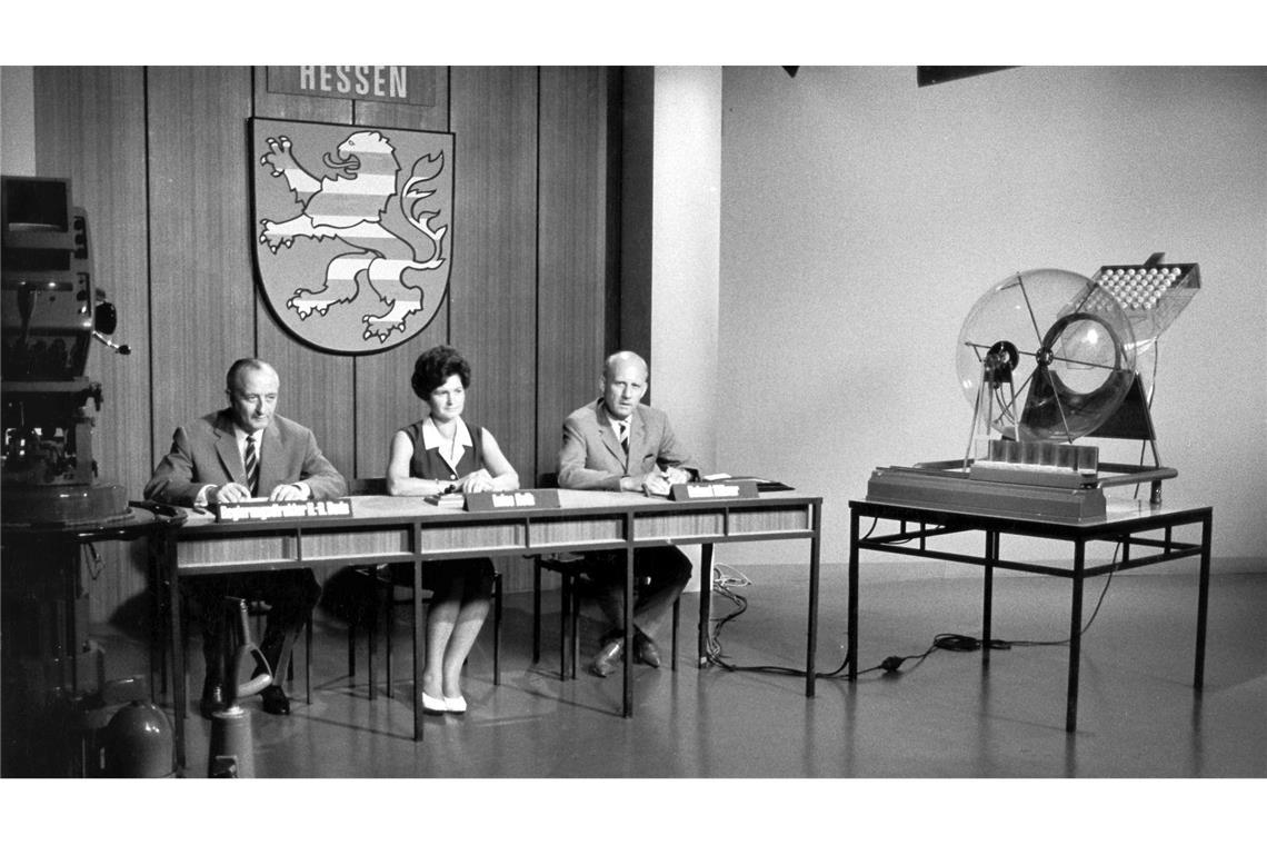 Die Ziehung der Lottozahlen kam 1965 ins Fernsehen. (Archivbild)