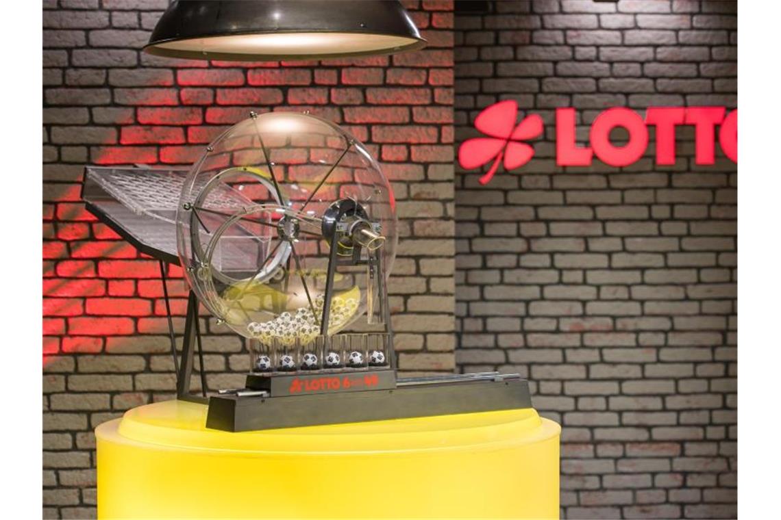 Frau gewinnt 32,8 Millionen im Lotto und merkt es erst nicht Die Ziehungsmaschine der Lottozahlen 6 aus 49 steht in der neuen Studio-Kulisse. Foto: Oliver Dietze/dpa