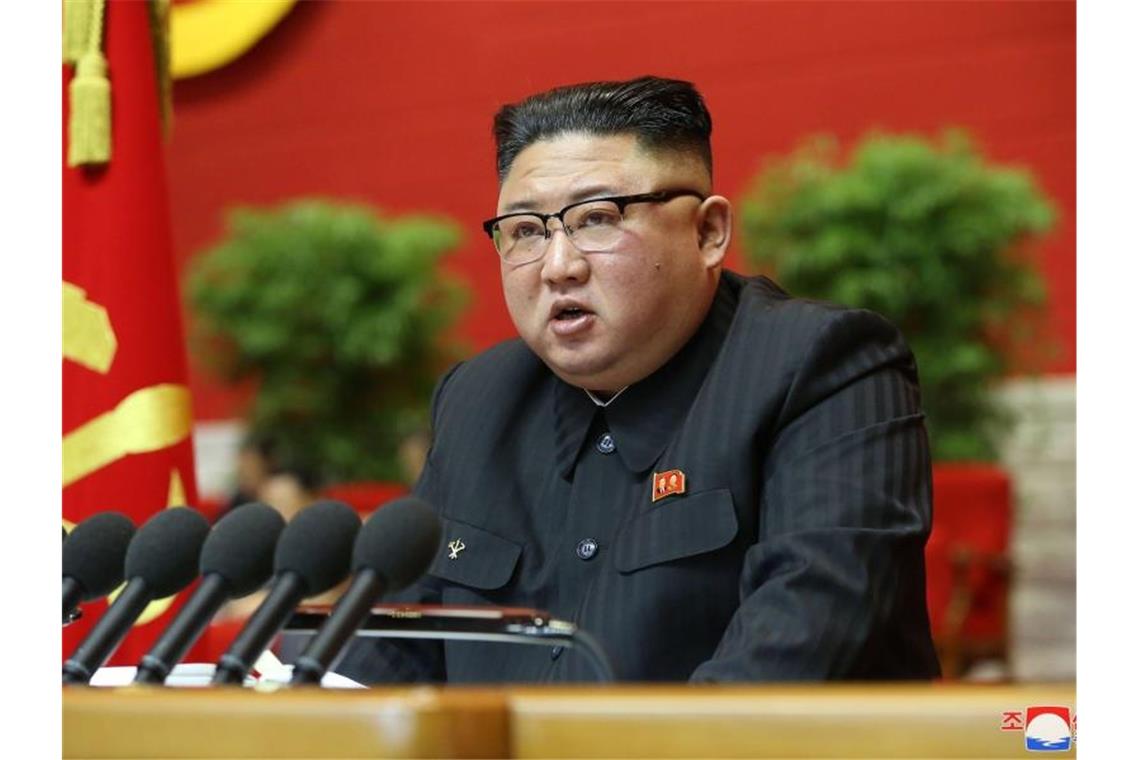 Nordkoreas Machthaber räumt bei Parteitreffen Fehler ein Die Ziele des 2016 aufgestellten Fünf-Jahres-Entwicklungsplans seien „in fast allen Bereichen“ verfehlt worden, sagt Kim Jong Un. Foto: -/KCNA/dpa