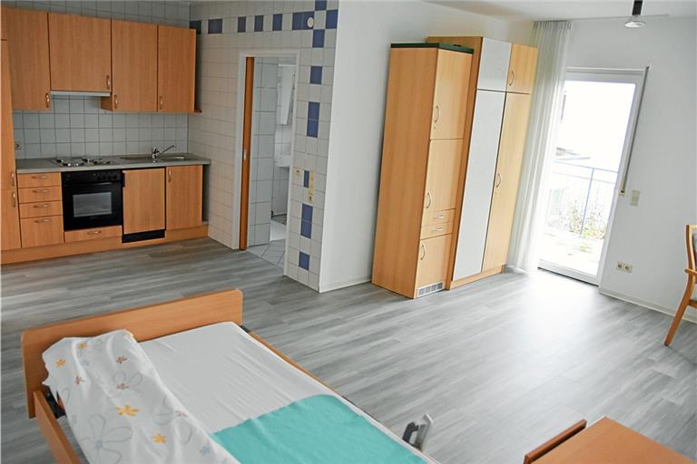 Die Zimmer im Alexander-Stift in Allmersbach sind jetzt heller und moderner. So groß wie das auf dem Foto sind die meisten allerdings nicht. Jedes Zimmer verfügt über einen eigenen Sanitärbereich und über einen Balkon oder eine Terrasse. Foto: Tobias Sellmaier