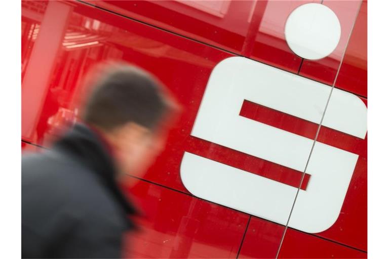 Die Zinsflaute macht den Sparkassen zu schaffen. Foto: Julian Stratenschulte/dpa
