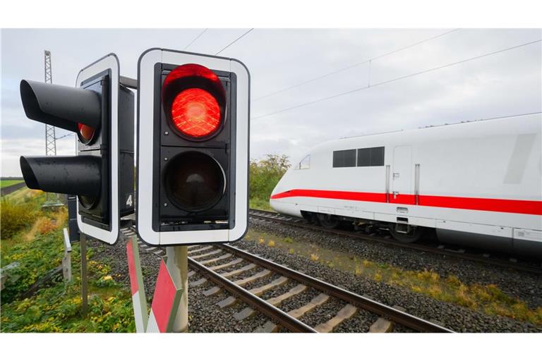 Die Züge des Fern-, Nah- und Güterverkehrs werden umgeleitet. Einzelne Verbindungen werden aber laut Bahn auf dem Streckenabschnitt auch entfallen. (Symbolbild)