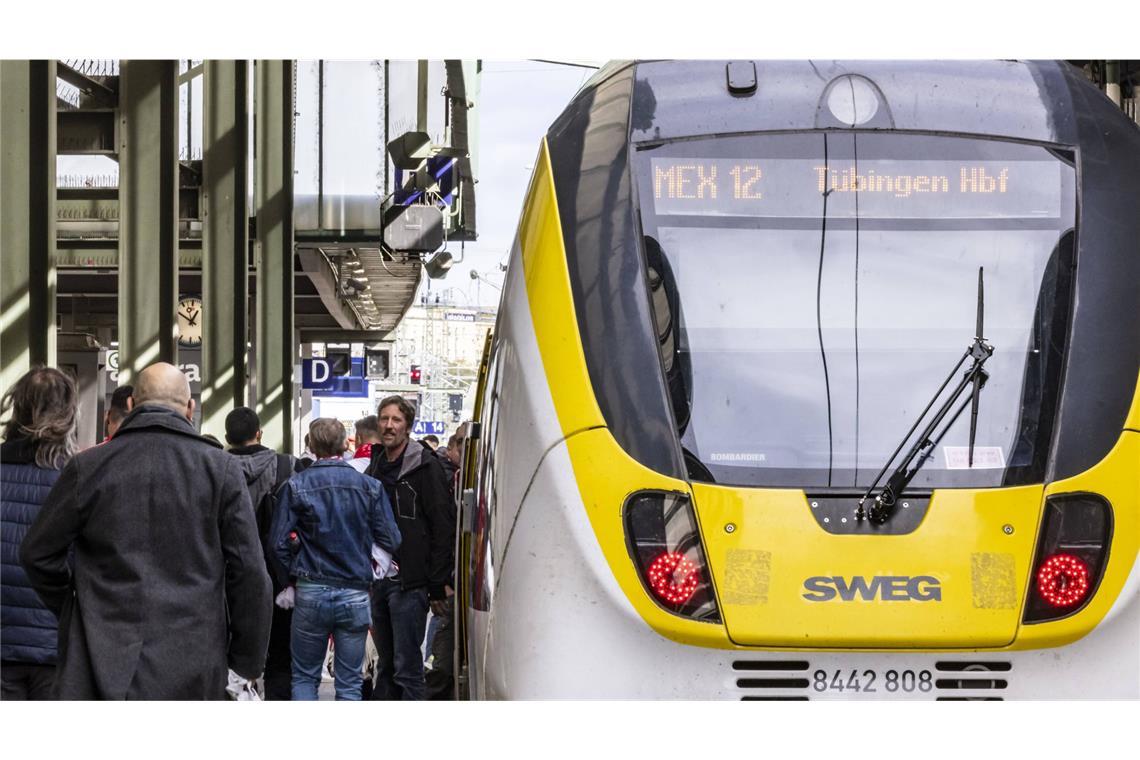 Baden-Württemberger drängen in die Züge Die Züge in den Landesfarben erleben einen Ansturm.
