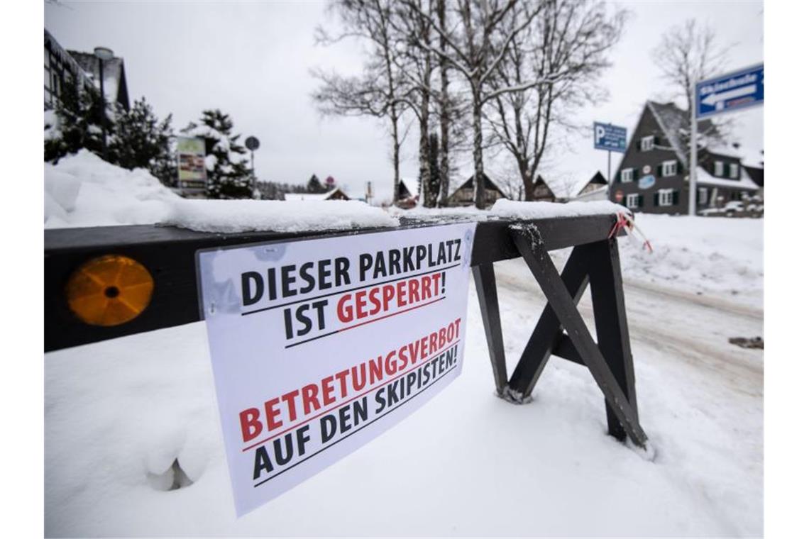 Die Zufahrt zu einem Parkplatz in Winterberg (NRW) ist gesperrt. Foto: Marius Becker/dpa
