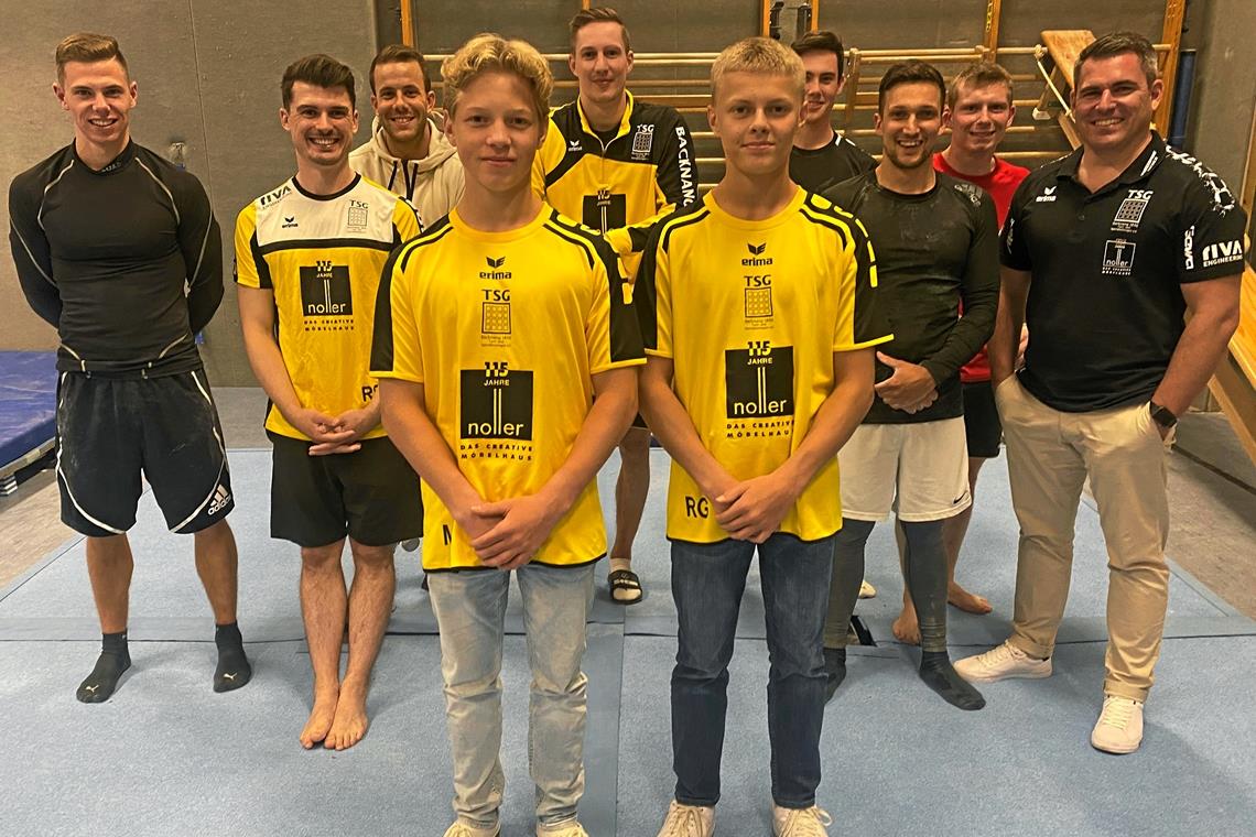 Turner starten mit zwei Neuen in die Saison Die Zugänge Gabriel Eichhorn (vorne links) und Marc Plieninger freuen sich mit den anderen TSG-Turnern und Trainer Mark Warbanoff (rechts) auf die neue Saison in der Dritten Bundesliga. Foto: privat