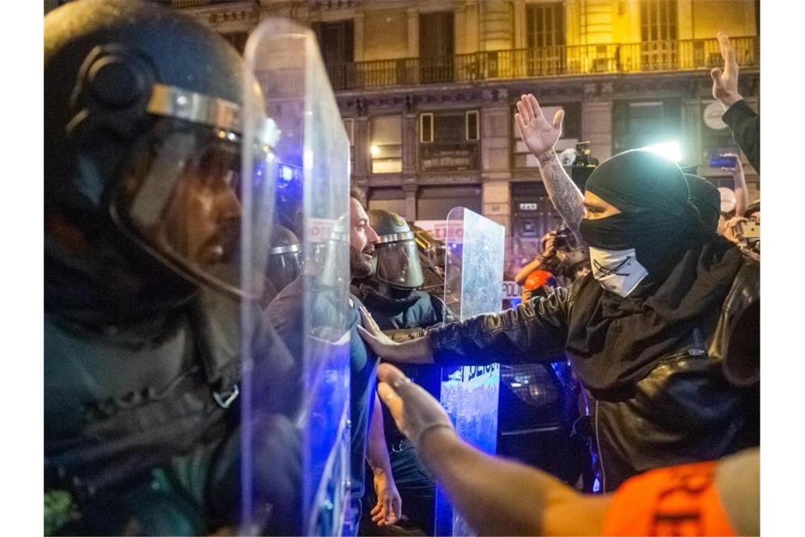 Die Zugänge zur Sagrada Familia sind blockiert. Foto: Bernat Armangue/AP/dpa