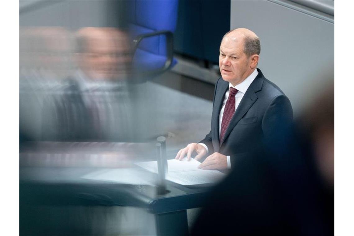 „Die Zusagen, die wir jetzt machen müssen, sind einfach und klar und teuer, aber richtig“, sagt Olaf Scholz. Foto: Kay Nietfeld/dpa