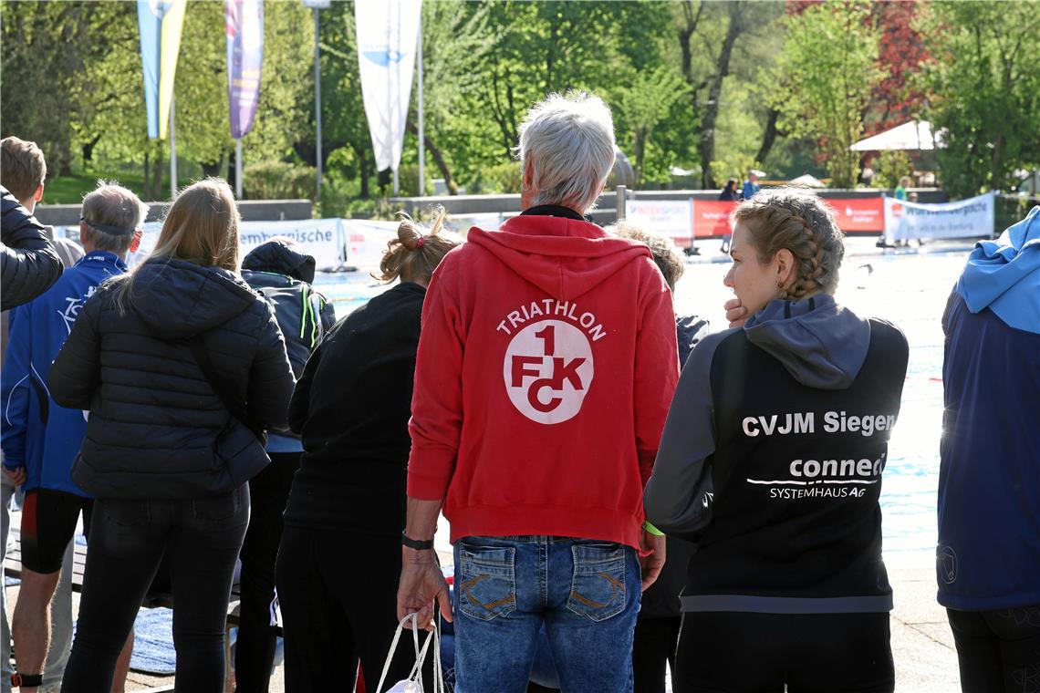 Die Zuschauer drücken ihren Freunden und Angehörigen am Becken- und Streckenrand...