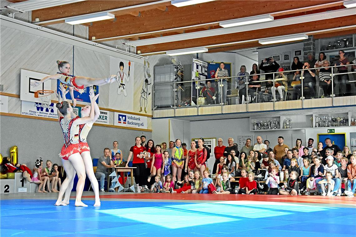 Die Zuschauer geizten nicht mit Applaus für die Darbietungen der Sportakrobatinn...