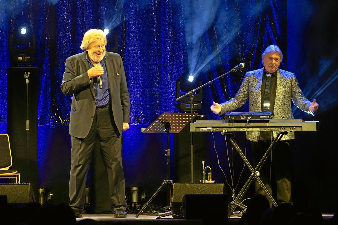 Die Zuschauer zum Schunkeln bringt der Sänger Monty Bürkle, dessen warme Stimme von dem Musiker Jan Cleven (rechts) begleitet wird.