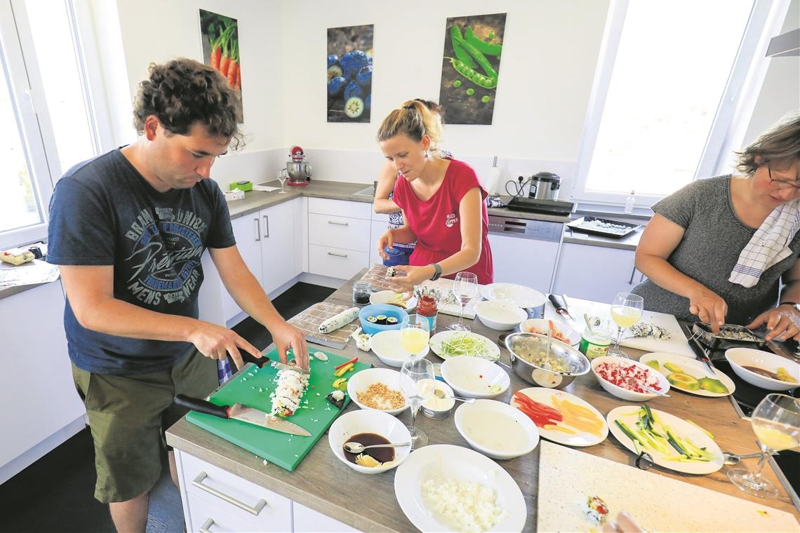 Eintauchen in die weite Welt der Maki Die Zutaten sind nach persönlichem Gusto verarbeitet, nun schneidet Steffen Grün sein Inside-out-Maki in mundgerechte Häppchen. Fotos: A. Becher