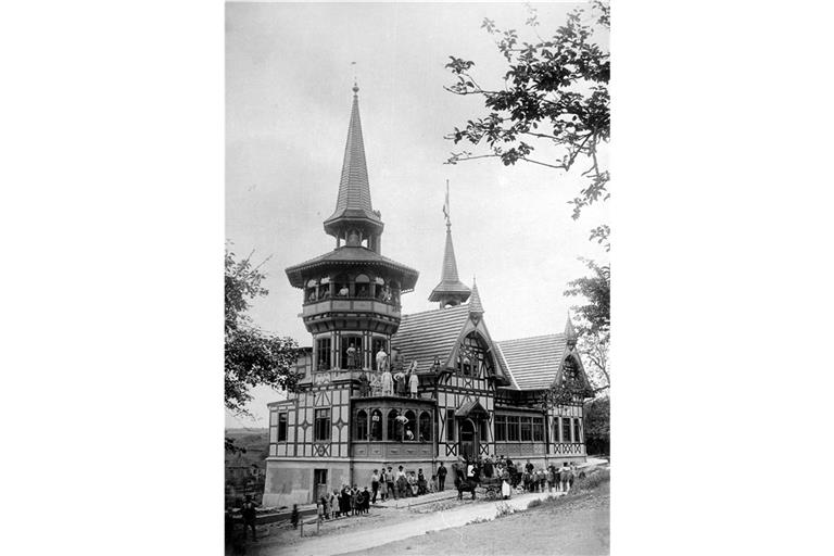 Die zuweilen auch als „Chinesentempel“ bezeichnete Limpurg in der Aspacher Straße in Backnang mit Sichtfachwerk. Die Aufnahme ist 1899 entstanden.