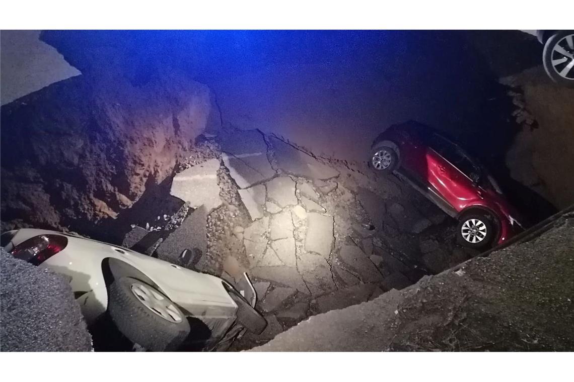 Riesiges Erdloch in Rom verschlingt zwei Autos