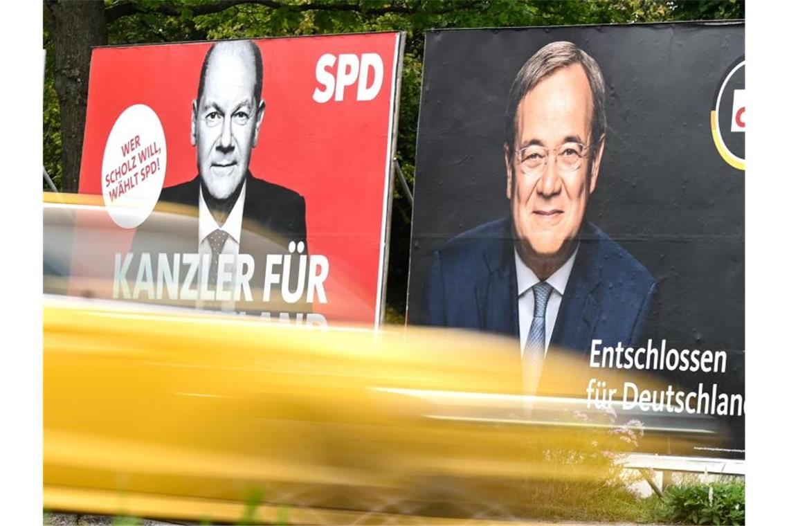 Kinder grillen Laschet und Scholz im Auftrag von Klaas „Die zwei härtesten Interviews im Wahlkampf“: SPD-Kanzlerkandidat Olaf Scholz und sein Unions-Konkurrent Armin Laschet mussten im Interview mit Kinderreportern jeweils unangenehme Fragen beantworten. Foto: Arne Dedert/dpa