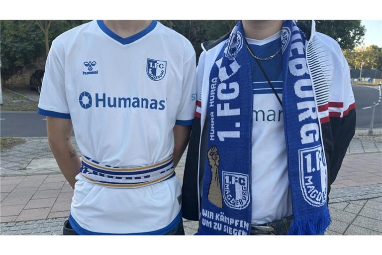 Die zwei Magdeburg-Fans Bela und Moritz haben die ersten Wahlprognosen im Schienenersatzverkehr des RE1 erlebt.