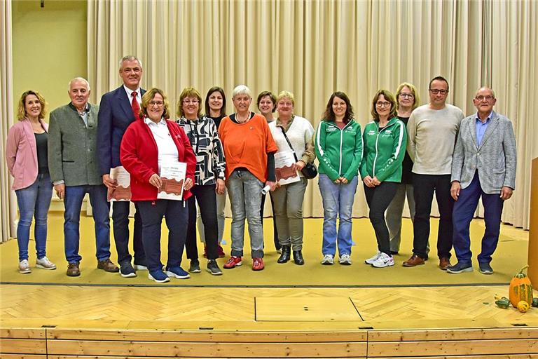 Die zwei stellvertretenden Bürgermeister Gerhard Bollinger (Zweiter von links) und Klaus Schwaderer (rechts) mit den geehrten Ehrenamtlichen Ellen Lohrer, Jörg Guhr, Herta Guhr, Gabi Disch, Kerstin Michel, Beate Weißhaar-Elzmann, Verena Brühmann, Anne Schwaderer, Lena Klöpfer, Birgit Cuntz, Ingrid Klaiber und Stephan Fester (von links). Foto: Tobias Sellmaier