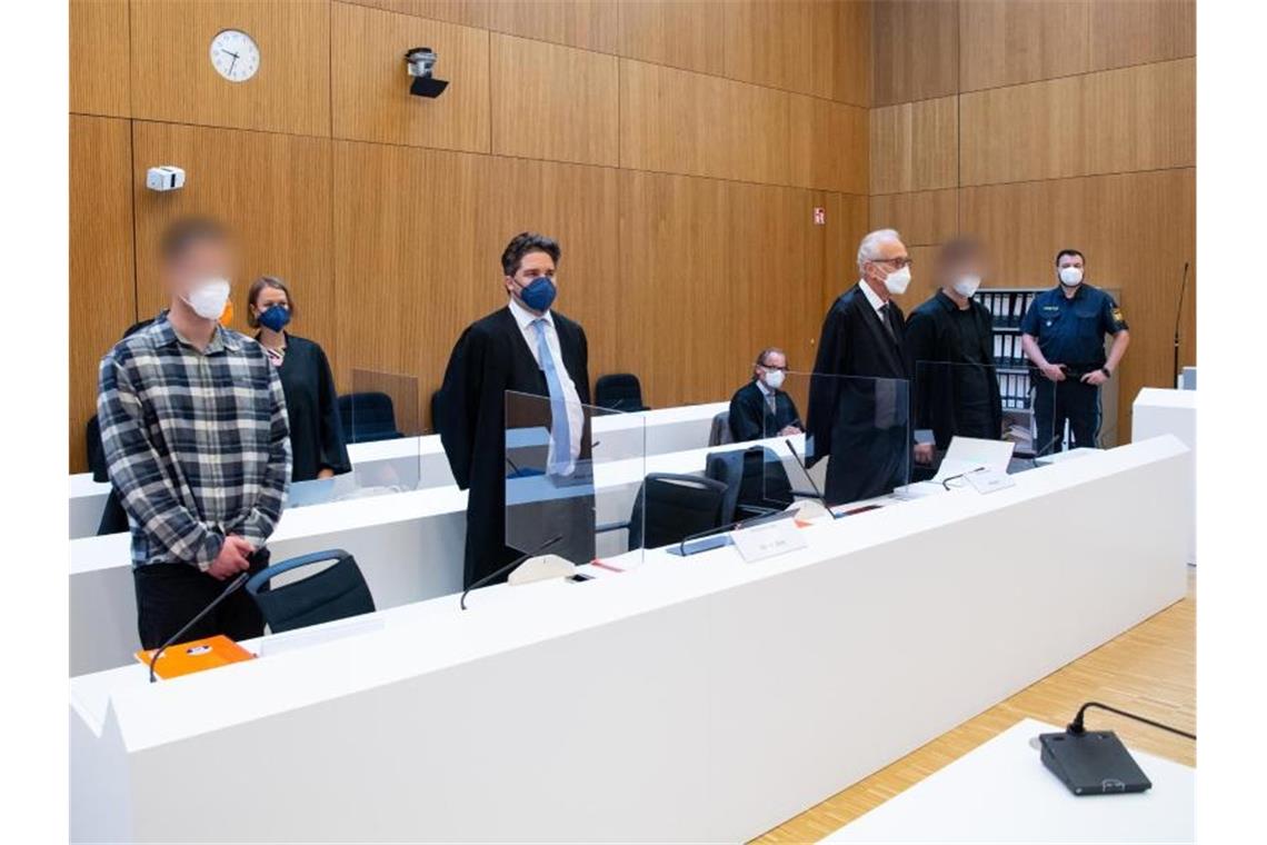 Geständnis in Prozess um Starnberger Dreifachmord Die zwei wegen Mordes angeklagten Männer (l und 2.v.r.) mit ihren Anwälten vor Beginn der Verhandlung im Sitzungssaal. Foto: Sven Hoppe/dpa