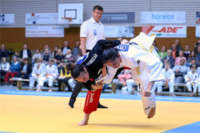Die zweifache Olympiateilnehmerin und Lokalmatadorin Katharina Menz (links) bestreitet zwar keine Turniere mehr, will in der Bundesliga aber wieder für die TSG Backnang auf die Matte gehen. Archivfoto: Alexander Becher