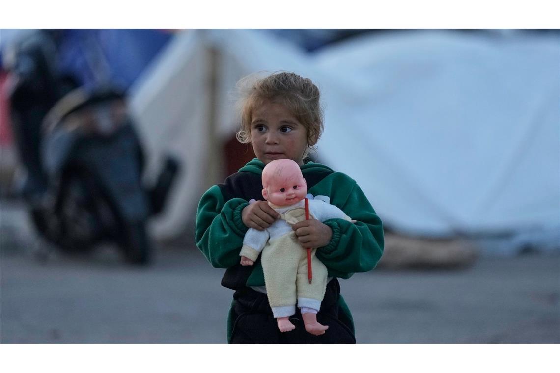 Die zweijährige Eliana Abi Nassif hält eine Puppe neben dem Zelt ihrer Familie, das ihr als Unterschlupf dient, nachdem sie vor dem israelischen Bombardement in den als Dahija bekannten südlichen Vororten Beiruts geflohen war.