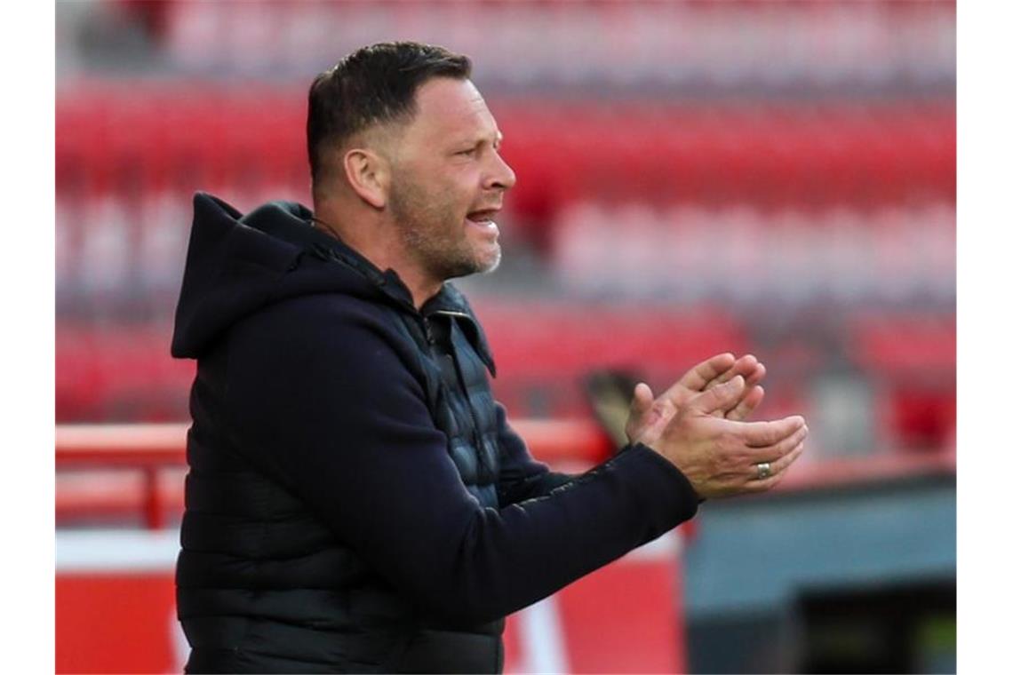 Derby „vergessen“: Herthas mühsamer Weg zum Klassenerhalt „Die zweite Halbzeit von uns kannst du vergessen“, sagte Herthas Trainer Pal Dardai nach dem Berlin-Derby. Foto: Andreas Gora/dpa POOL/dpa