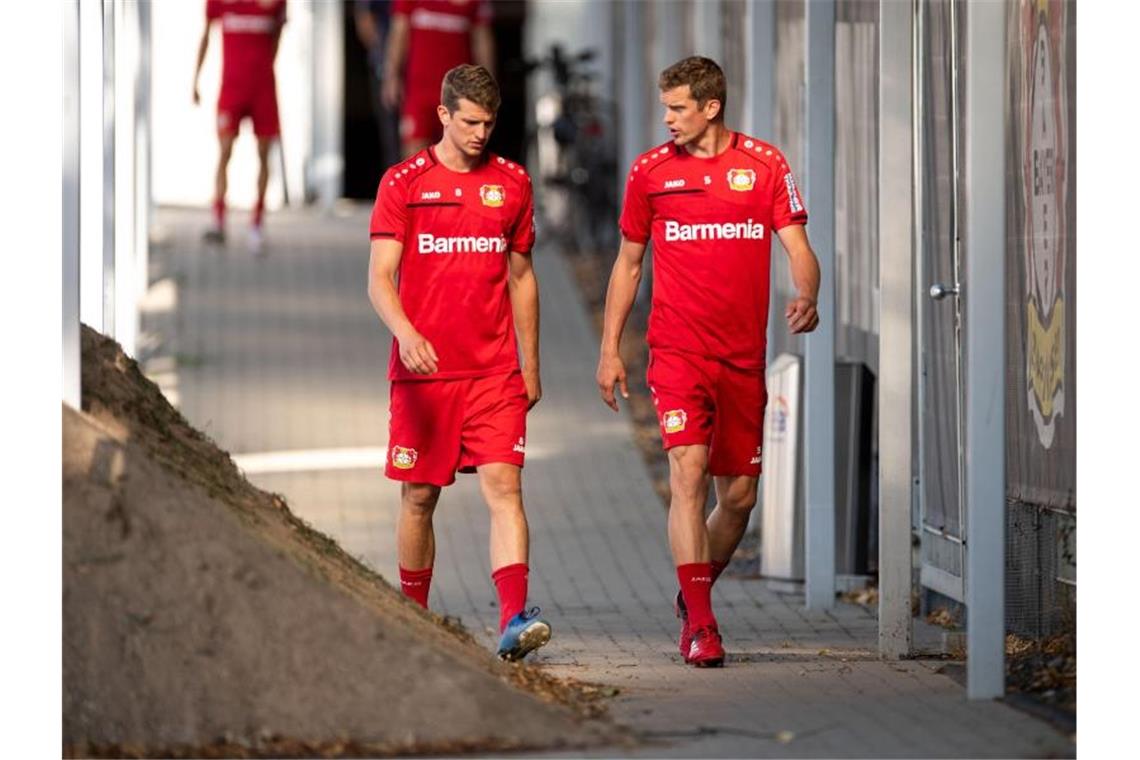 Die Zwillinge Sven (l) und Lars Bender beenden ihre Karriere. Foto: Marius Becker/dpa