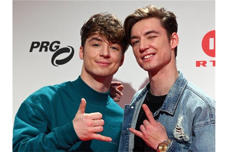 Die Zwillingsbrüder Heiko (r) und Roman Lochmann alias „Die Lochis“ kommen zu einer Veranstaltung. Foto: Henning Kaiser/Archivbild