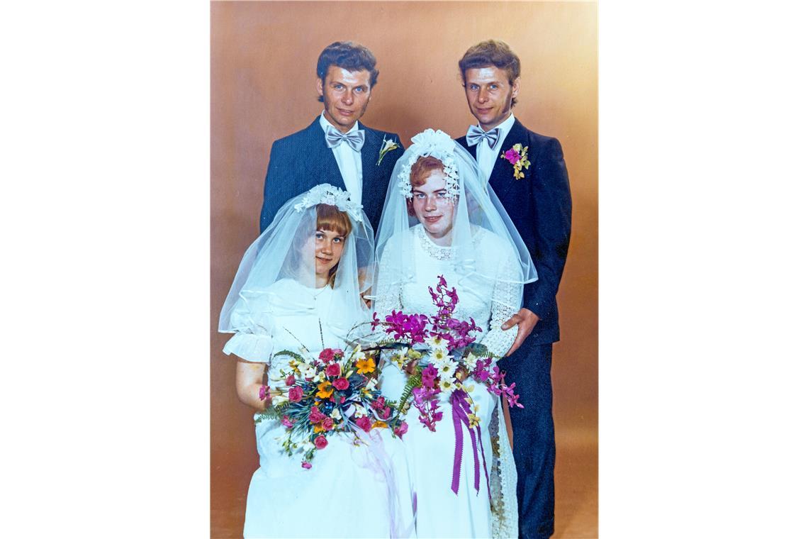 Zwillingsbrüder und ihre Ehefrauen feiern goldene Hochzeit in Althütte Die Zwillingsbrüder und die beiden Monikas an ihrem Hochzeitstag heute vor 50 Jahren. Die Idee zur Doppelhochzeit hatte die Mutter der Bräutigame. Repro: Alexander Becher