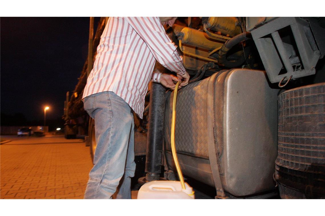 Dieb stiehlt nächtlich Diesel aus dem Tank eines Lkws (Symbolfoto).