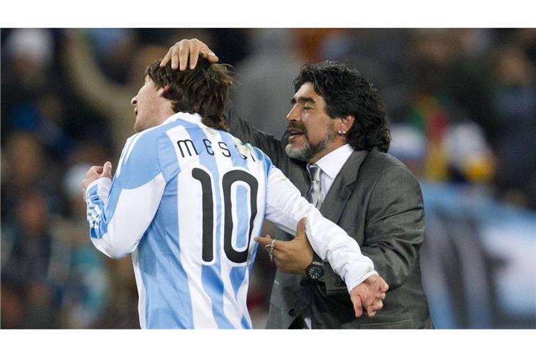 Diego Armando Maradona (r.), damaliger Trainer der argentinischen Nationalmannschaft im Jahr 2010, mit Lionel Messi. Der Prozess um seinen Tod wird neu aufgerollt.
