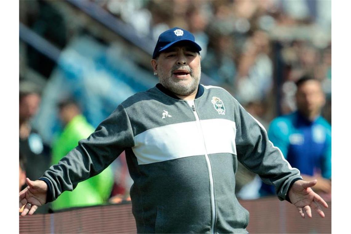 Diego Maradona bleibt nun doch Trainer von Gimnasia y Esgrima La Plata. Foto: Gustavo Ortiz/dpa