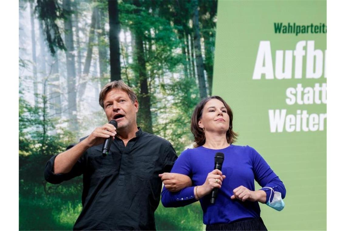 Die Grünen-Vorsitzenden Robert Habeck und Annalena Baerbock werben für ihre Partei. Foto: Kay Nietfeld/dpa