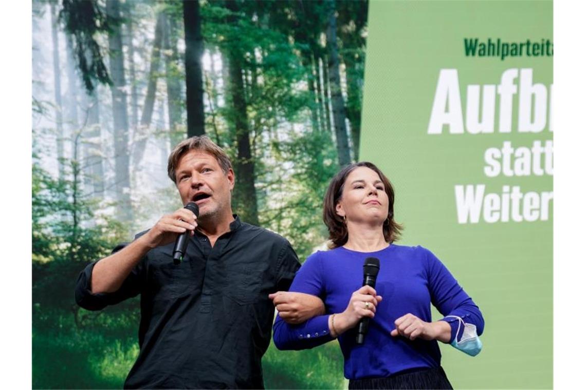 Grüne werben im Wahl-Endspurt um Unentschlossene Die Grünen-Vorsitzenden Robert Habeck und Annalena Baerbock werben für ihre Partei. Foto: Kay Nietfeld/dpa