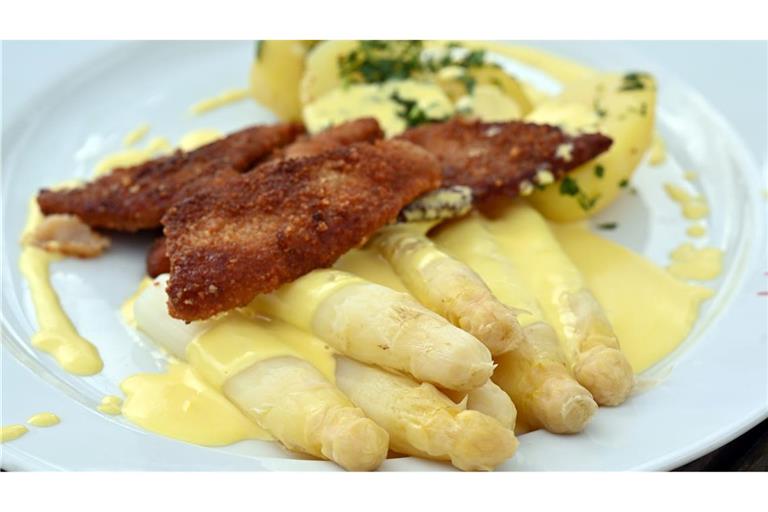 Diejenigen, die Spargel mögen, essen ihn am liebsten mit Sauce hollandaise (einer Soße, die ursprünglich nur aus Butter, Eigelb und einer Reduktion aus Weißwein besteht). (Archivbild)