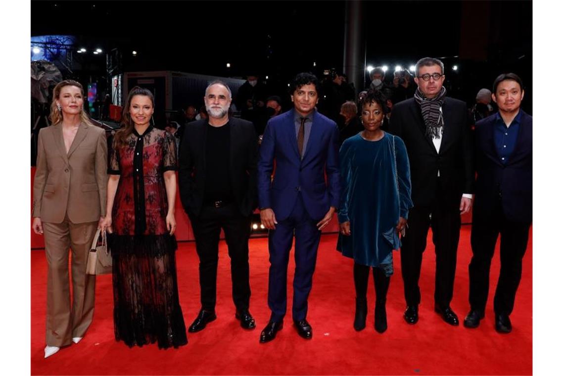 Berlinale 2022: Goldener Bär geht an „Alcarràs“ Die: Jury Mitglieder Connie Nielsen (l-r), Anne Zohra Berrached, Karim Ainouz, Präsident M. Night Shyamalan, Tsitsi Dangarembga, Said Ben Said und Ryusuke Hamaguchi. Foto: Gerald Matzka/dpa
