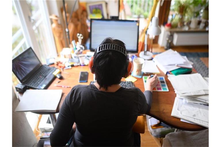 Die Konstanzer Forscher befragten für ihre Untersuchung zwischen März und Mai rund 700 Menschen, die aktuell im Homeoffice arbeiten. Foto: Sebastian Gollnow/dpa