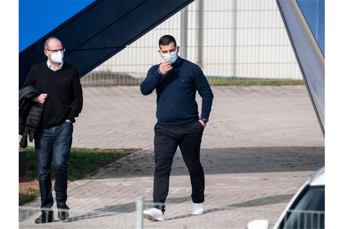 Dienstbeginn: Dimitrios Grammozis (r) hat seine Arbeit als neue Schalke-Coach aufgenommen. Foto: Fabian Strauch/dpa
