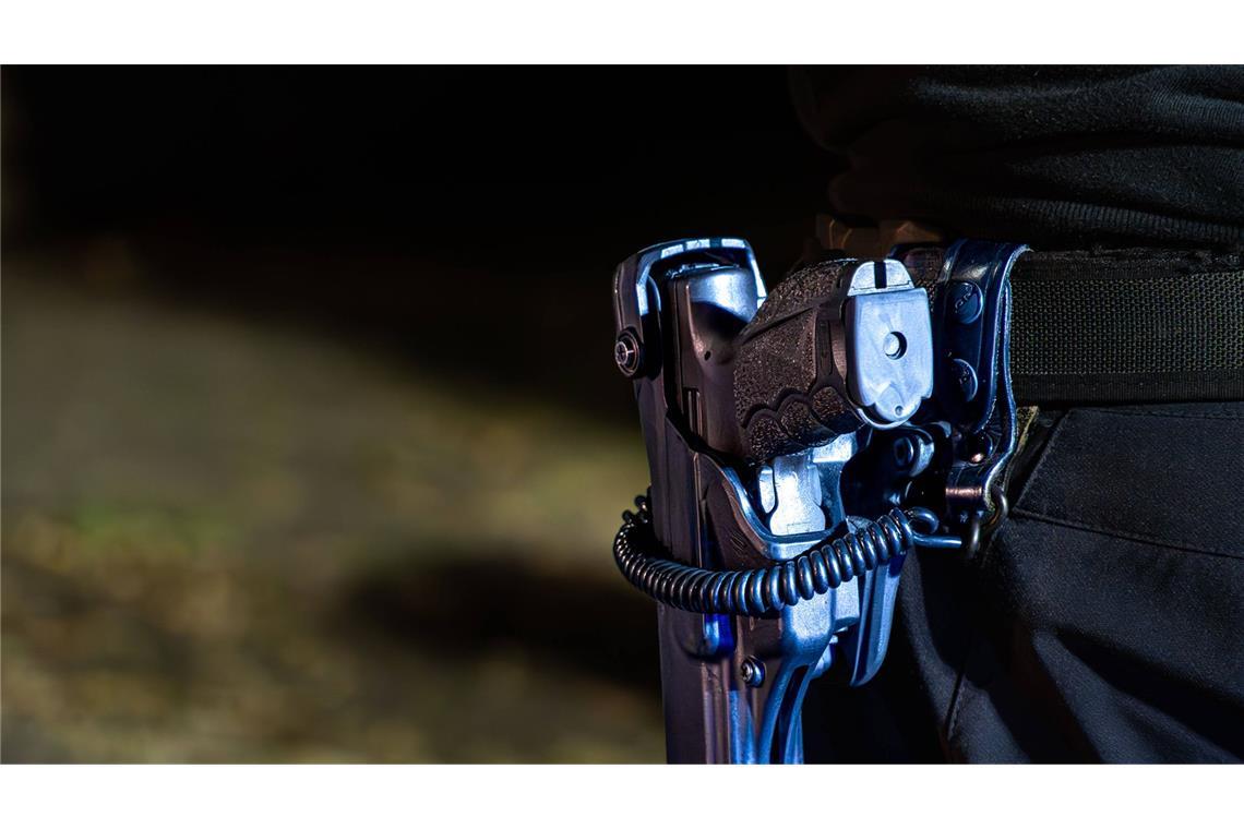 Dienstwaffe eines Polizisten: Ein Schuss ist laut Innenministerium das allerletzte Mittel.