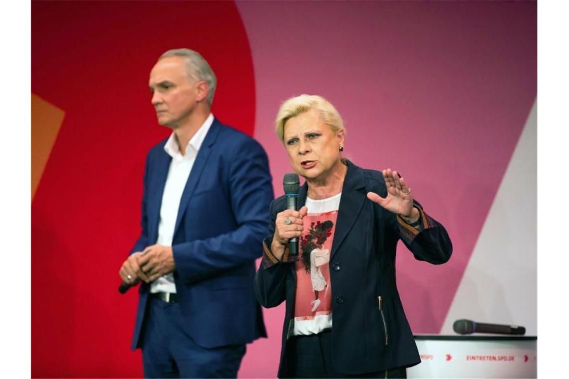 Dierk Hirschel (l) und Hilde Mattheis sprechen während einer Regionalkonferenz. Foto: Philipp von Ditfurth/dpa