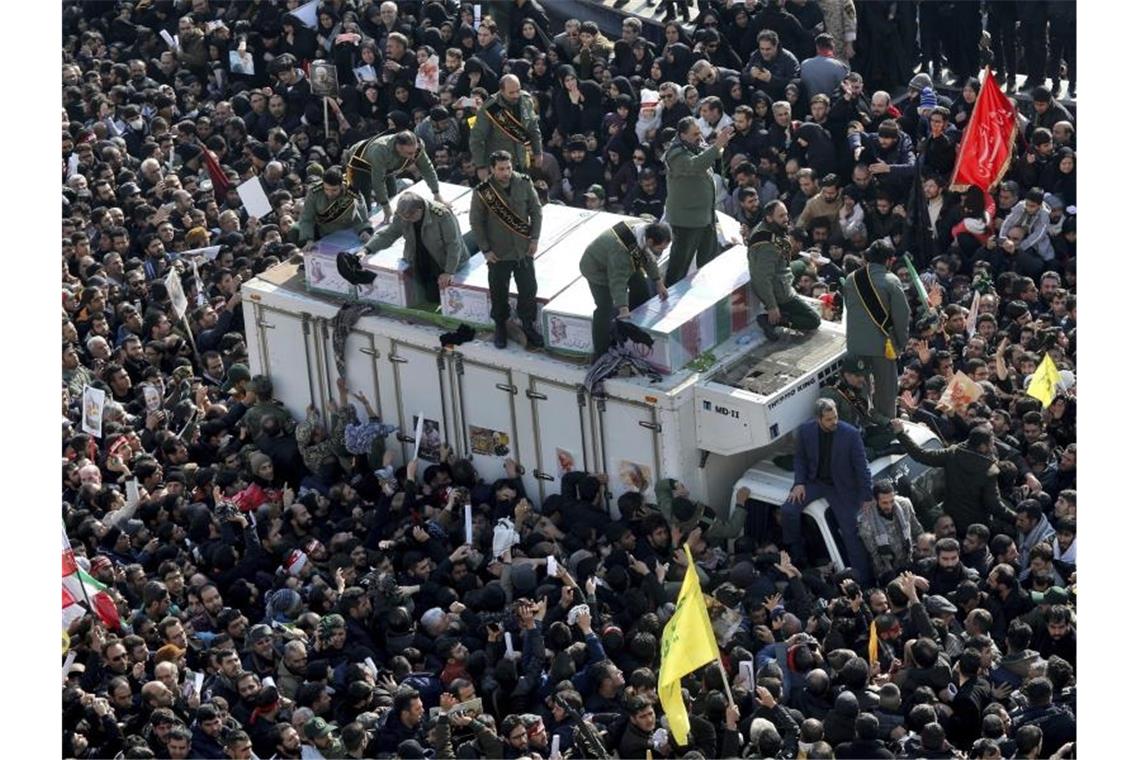 Millionen bei Trauerfeiern für getöteten General in Teheran Die Särge von Ghassem Soleimani und anderen Getöteten werden auf einem Lkw durch den Trauerzug gefahren. Foto: Ebrahim Noroozi/AP/dpa