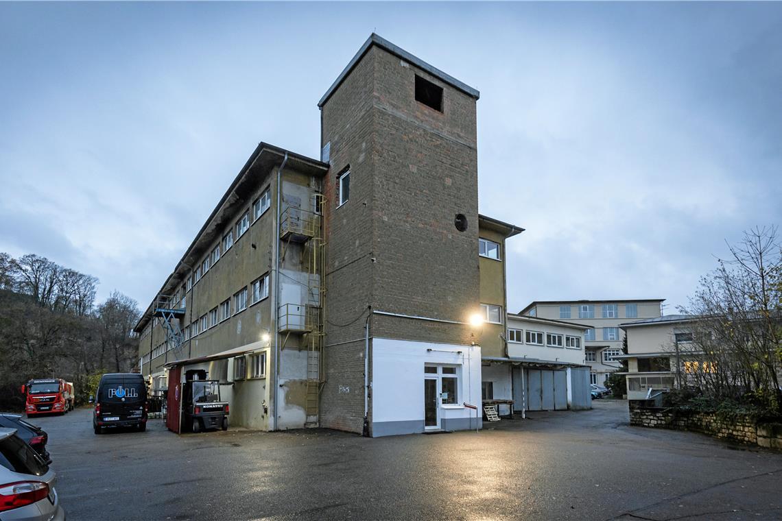 Erstes Vorzeigeprojekt für die IBA 2027 in Backnang Diese alte Fabrikhalle der Lederwerke Backnang soll Teil eines modernen Komplexes werden. Die zwei unterschiedlich hohen Gebäudeteile, die heute noch aneinandergebaut sind, werden dafür getrennt, dazwischen entsteht eine neue Passage. Obendrauf sind zwei Querriegel mit Wohnungen geplant. Foto: Alexander Becher/Visualisierung: FAR frohn&rojas Planungsgesellschaft