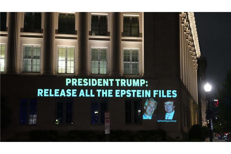 Diese Aufforderung an US-Präsident Trump wird im Juli 2025 als Projektion an eine Hausfassade am Hauptsitz der US-Handelskammer geleuchtet. Die Demonstranten fordern die Veröffentlichung aller Unterlagen zum Fall Epstein. (Archivbild)