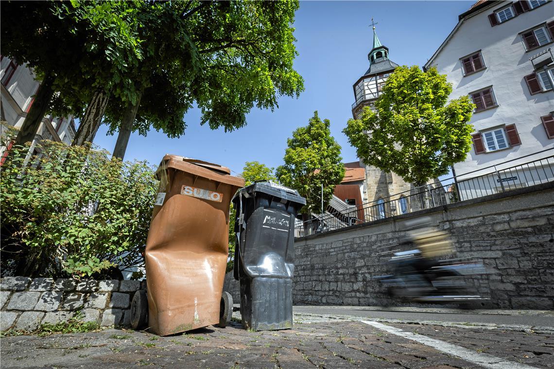 Diese beschädigten Tonnen warten auf ihre Abholung. Auch bei dieser Dienstleistung muss der Entsorger nacharbeiten. Foto: Alexander Becher